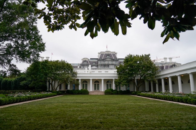 MELANIA_TRUMP_ROSE_GARDEN
