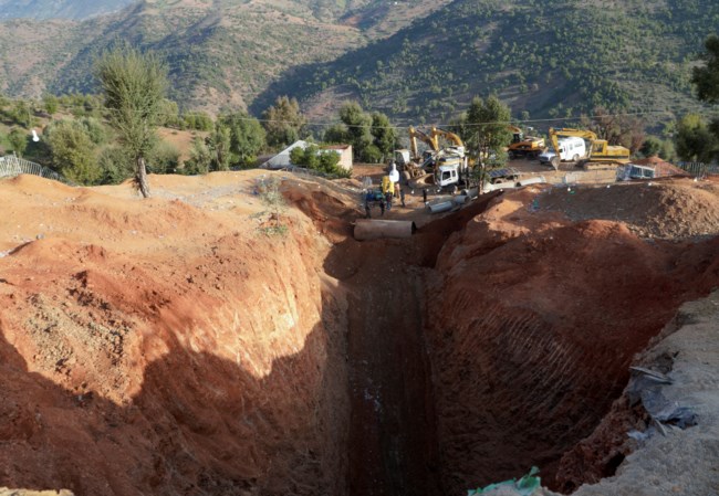 "Είσαι ο γιος όλων μας": Σπαραγμός στην κηδεία του 5χρονου που έπεσε σε πηγάδι στο Μαρόκο [εικόνες-βίντεο]