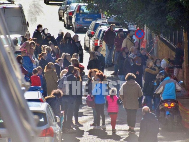 Κορονοϊός - Πάτρα: Γονείς συνωστίζονται έξω από Δημοτικό σχολείο για να παραλάβουν τα παιδιά τους [Εικόνες]