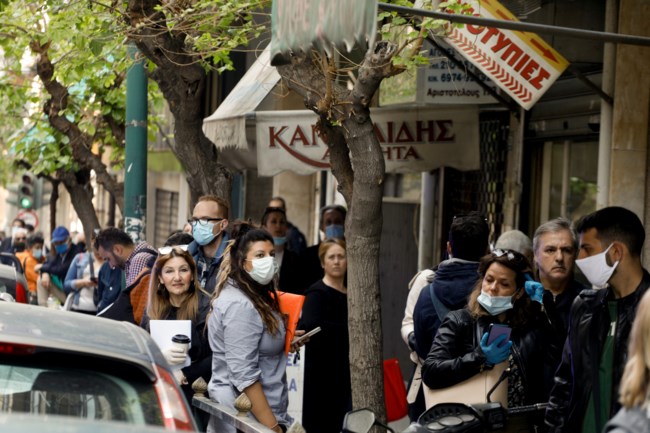 Τεράστιες ουρές και αστυνομία έξω από τα υποθηκοφυλακεία [εικόνες - βίντεο]