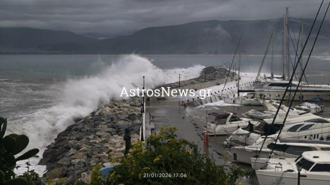 Άστρος Κυνουρίας: Η στιγμή που το τεράστιο ορμητικό κύμα παρασέρνει τον 52χρονο λιμενικό [βίντεο]