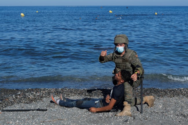 Ισπανία: 8.000 μετανάστες έφτασαν από το Μαρόκο - Οι Αρχές απέλασαν τους μισούς [εικόνες]