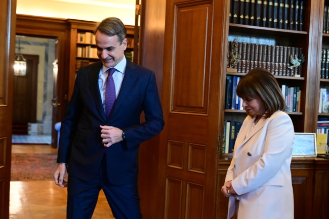 Τα "ευχαριστώ" Μητσοτάκη σε Σακελλαροπούλου στην τελευταία, ολίγον αμήχανη, συνάντησή τους στο Προεδρικό Μέγαρο
