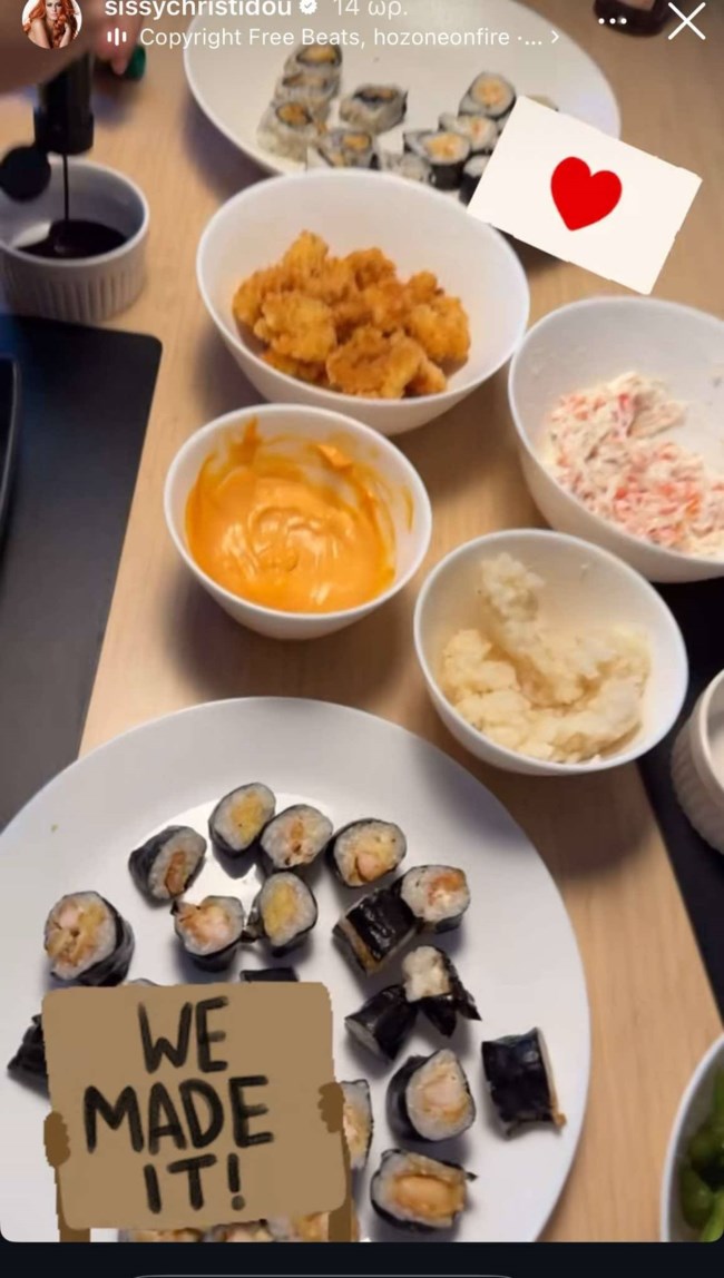 Η Σίσσυ Χρηστίδου έφτιαξε σπιτικό σούσι - Οι εικόνες από την κουζίνα της