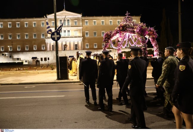 Συγκίνηση: Στα ονόματα των θυμάτων των Τεμπών μπροστά στη Βουλή ο Επιτάφιος της Μητρόπολης Αθηνών [εικόνες]