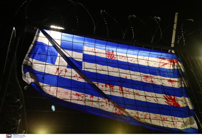 Τέμπη: Εκδήλωση μνήμης στη Θεσσαλονίκη για τα θύματα της τραγωδίας - Σχημάτισαν με κεριά τον αριθμό 57 [εικόνες]