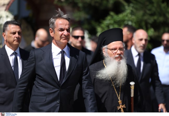 Σε κλίμα βαθιάς οδύνης το τελευταίο αντίο στον Απόστολο Βεσυρόπουλο – Τυλιγμένο με την ελληνική σημαία το φέρετρό του