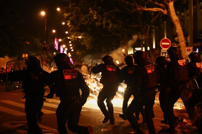 Βουλευτικές εκλογές στη Γαλλία: Επεισόδια μετά την απρόσμενη νίκη της Αριστεράς