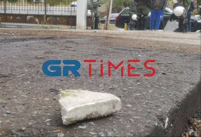 Θεσσαλονίκη: Επίθεση με πέτρες από ομάδα 30 ατόμων σε αστυνομική διμοιρία στο ΑΠΘ [εικόνες]