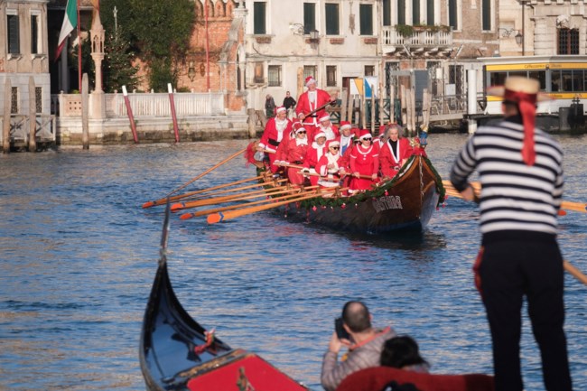 Η μαγεία των Χριστουγέννων φτάνει με γόνδολα στη Βενετία: Εκατοντάδες Άγιοι Βασίληδες πλημμύρισαν τα κανάλια