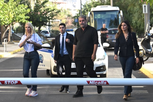 Αναβολή πήρε η δίκη του Βασίλη Μπισμπίκη: "Δεν εγκατέλειψα, δεν κρύφτηκα - Έχω ακούσει τόσα από χθες" [βίντεο]