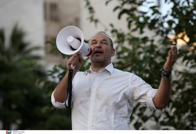 Φαίδων Βόβολης: Ποιος είναι ο αρνητής καρδιολόγος που οργάνωσε τη συγκέντρωση των αντιεμβολιαστών
