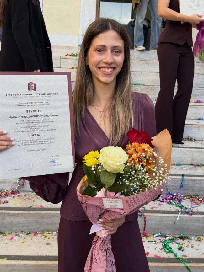 Περήφανοι γονείς ο Δημήτρης Οικονόμου και η Αλεξία Κουλούρη, στην ορκωμοσία της κόρης τους [εικόνες]