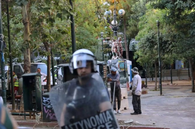 Εξάρχεια: Ενταση, ΜΑΤ και χημικά για τις εργασίες για το Μετρό [εικόνες]