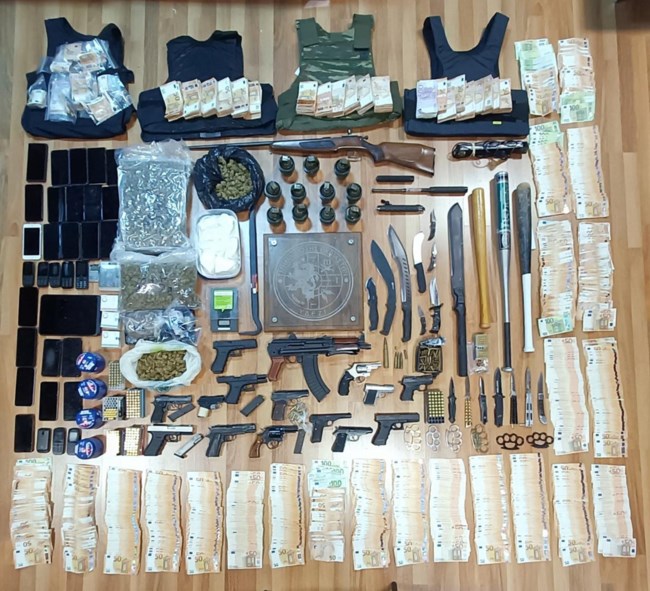 Η "αθέατη" συνεργασία της Greek Mafia με τους χούλιγκαν: Πώς "πρόθυμοι" οπαδοί γίνονται πληρωμένα εκτελεστικά όργανα