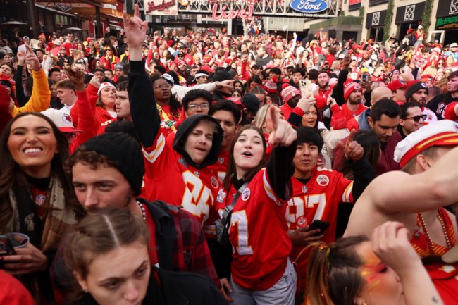 Super Bowl 2024: Χαμός με το love story της Taylor Swift  - Travis Kelce και το παθιασμένο φιλί - Εντυπωσίασε ο Usher