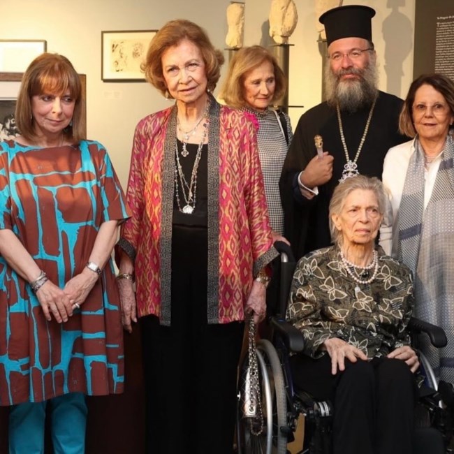 Σε εγκαίνια μουσείου στην Κρήτη η βασίλισσα Σοφία – Καθηλωμένη σε αναπηρικό αμαξίδιο η πριγκίπισσα Ειρήνη