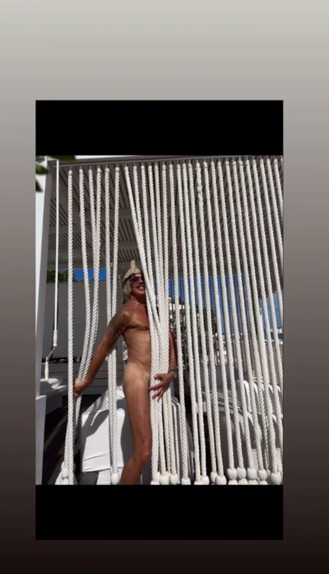 Ο Λάκης Γαβαλάς γυμνός στο instagram - "Μου έκλεψαν το μαγιό"