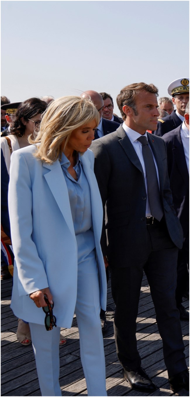 Η επιτομή της κομψότητας με baby blue: Η Μπριζίτ Μακρόν φόρεσε ιδανικά το κοστούμι της με πρωινές Louis Vuitton γόβες