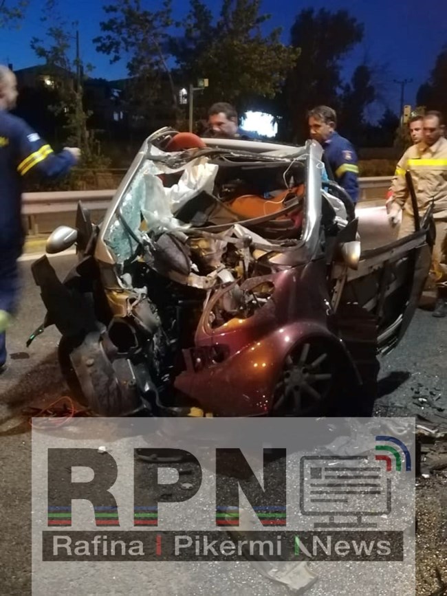 Σοκάρουν οι εικόνες από τροχαίο στη Μαραθώνος: Μιλούσε στο κινητό και έπεσε σε κολώνα