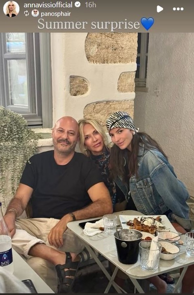 Δήμητρα Κούστα: H chic εμφάνιση στη Φολέγανδρο - Σε κλασικό στέκι του νησιού με την Άννα Βίσση