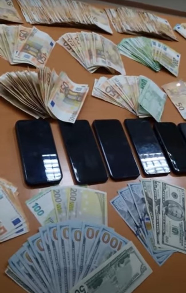 "Το... iphone είναι αυτό που είπαμε;": Τα απίθανα συνθηματικά των επίορκων εφοριακών στην Κέρκυρα