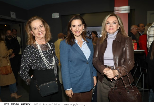 Ολγα Κεφαλογιάννη και Αγάπη Πολίτη, κομψές σε θεατρική πρεμιέρα