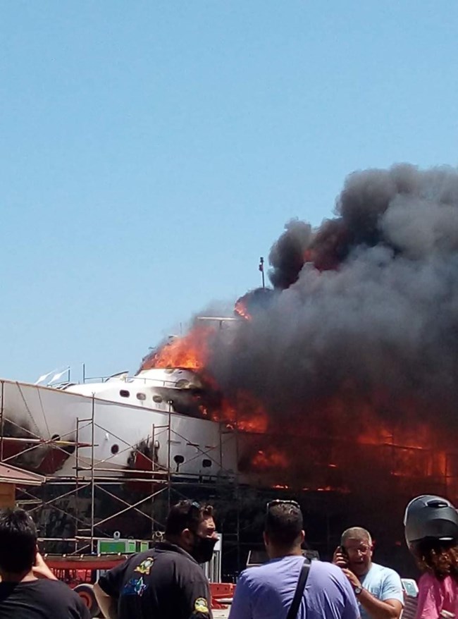 Σύρος: Φωτιά και έκρηξη σε ναυπηγείο - Θαλαμηγός έγινε "στάχτη" [Εικόνες-Βίντεο]