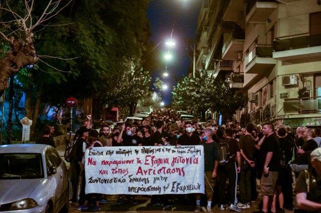 Επεισόδια στα Εξάρχεια: Πέτρες και χημικά στη συγκέντρωση κατά του μετρό [Εικόνες]