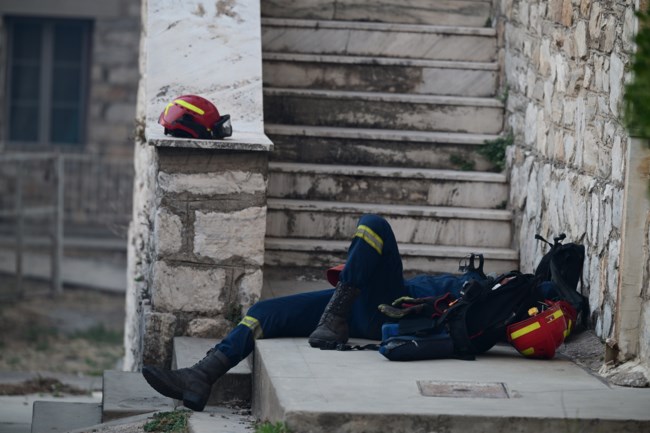 Συγκλονίζει η εικόνα του εξαντλημένου πυροσβέστη μετά την ολονύχτια μάχη
