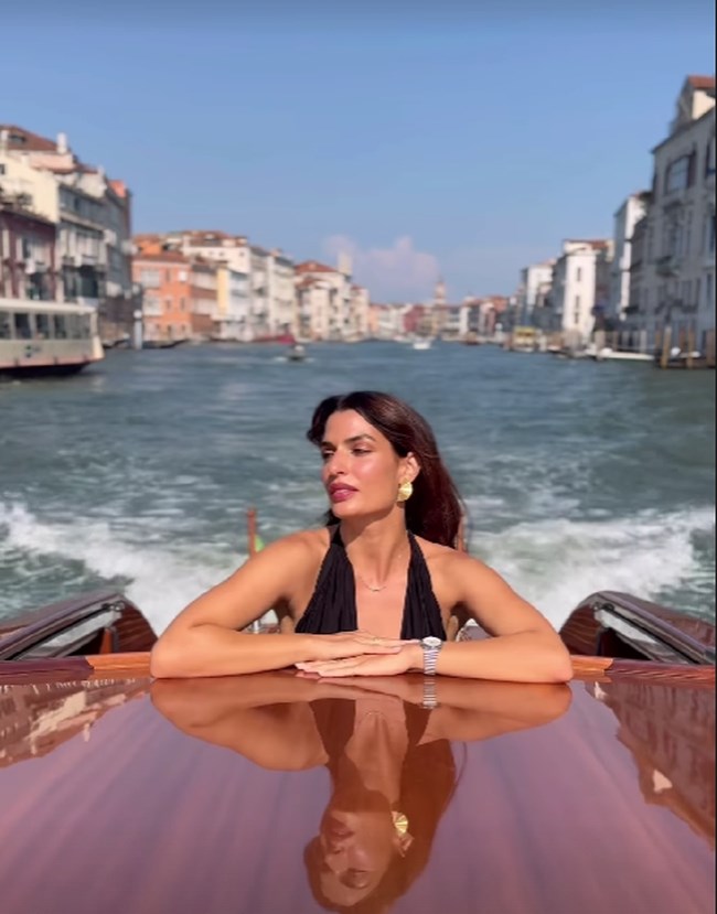 Τόνια Σωτηροπούλου: Με αέρα σταρ στη Βενετία με κοσμήματα Anastasia Kessaris και μαύρο σικάτο φόρεμα Tom Ford