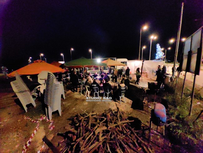 Ρεβεγιόν στον δρόμο για τους αγρότες της Αργολίδας - Έστησαν αυτοσχέδιο γλέντι [εικόνες]