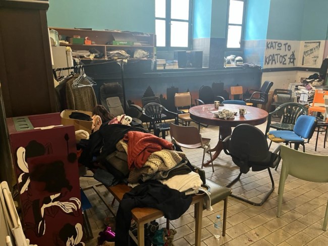 Ρόπαλα και κράνη στην κατάληψη της Νομικής: "Εισαγόμενοι" 13 συλληφθέντες, αγνώστου ταυτότητας φοιτητές οι "εγχώριοι" 15