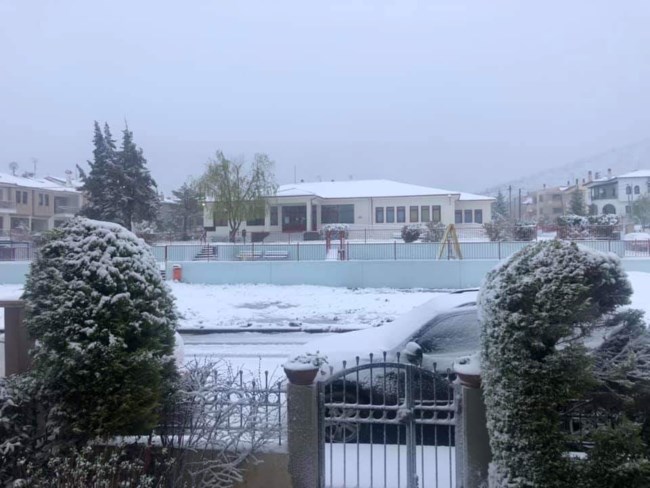 Χιόνια μέσα στην άνοιξη: Οι περιοχές που "ντύθηκαν" στα λευκά [εικόνες & βίντεο]