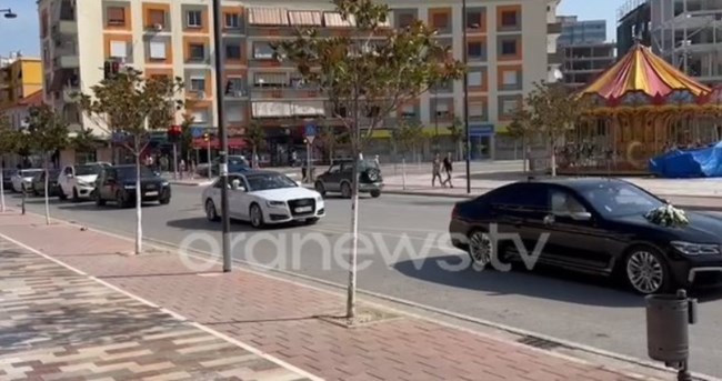 Αλβανία: Γάμος υπερπαραγωγή στο Φιερ - Ελικόπτερο συνόδευε τα νυφικά αυτοκίνητα ρίχνοντας... ροδοπέταλα [εικόνες, βίντεο]