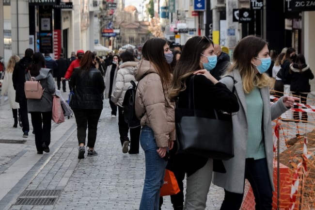 Κοσμοπλημμύρα στους δρόμους της Αθήνας και της Θεσσαλονίκης - Ουρές και συνωστισμός στα καταστήματα