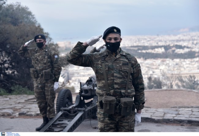 25η Μαρτίου: Με 21 κανονιοβολισμούς από τον Λυκαβηττό η έναρξη των εορτασμών - Εντυπωσιακές εικόνες