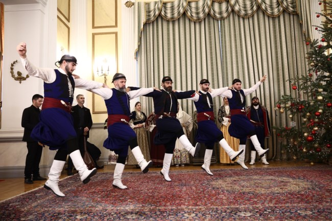 Χριστουγεννιάτικα Κάλαντα στην Κατερίνα Σακελλαροπούλου: Κρητικές μελωδίες και παραδοσιακά τραγούδια στο Προεδρικό Μέγαρο