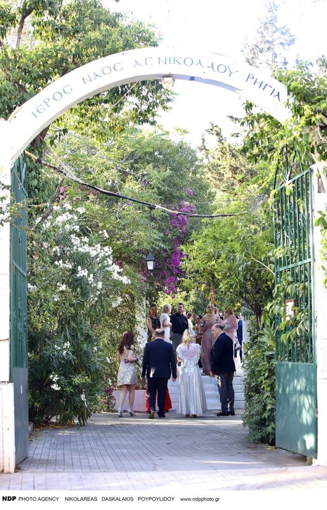 Γάμος Καραφώτη στο Κολωνάκι: Η εντυπωσιακή νύφη με το βικτωριανό look, ο κομψός γαμπρός και το γραφικό εκκλησάκι