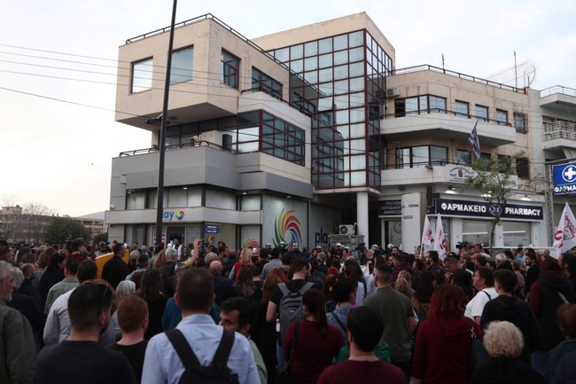 Συγκέντρωση έξω από το Α.Τ. Αγίων Αναργύρων για τη γυναικοκτονία: Λευκές μάσκες, πανό και... ΜΑΤ- Παρούσα η Ν. Αριστερά
