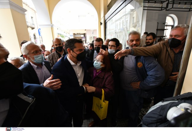 Στην Πάτρα ο Τσίπρας με copy paste σύνθημα του Γιώργου Παπανδρέου: "Αν δεν αλλάξουμε, θα βουλιάξουμε"