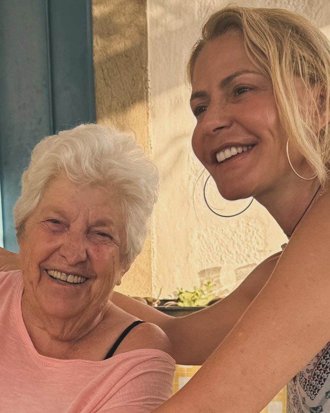 Τζένη Μπαλατσινού: Με τον γιο της Παναγιώτη Αντώνιο Κικίλια σε υπέροχο βιβλιοπωλείο της Πάτμου