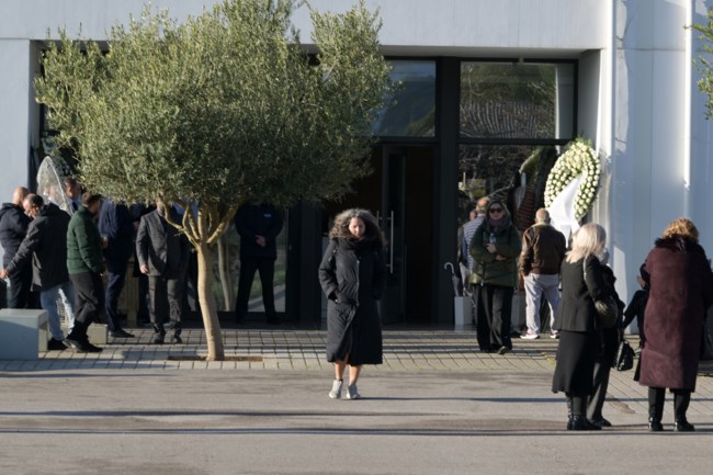 Συγκίνηση στο τελευταίο αντίο στον Γιώργο Παπαδάκη στο αποτεφρωτήριο Ριτσώνας  - Ηταν όλοι εκεί [εικόνες - βίντεο]