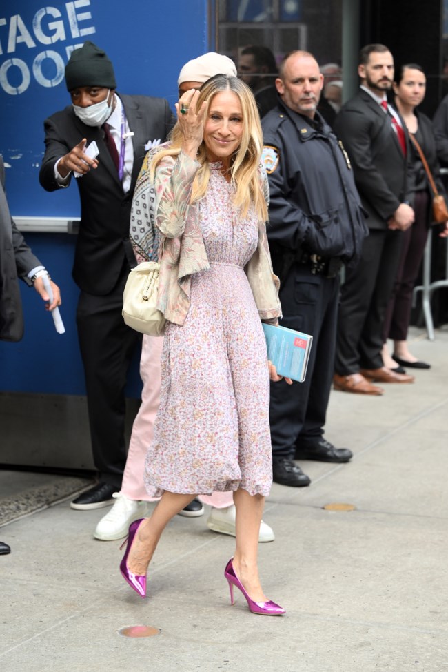 Σάρα Τζέσικα Πάρκερ: Η "απαγορευτική" κι όμως στιλάτη εμφάνιση με δύο floral print το ένα πάνω στο άλλο