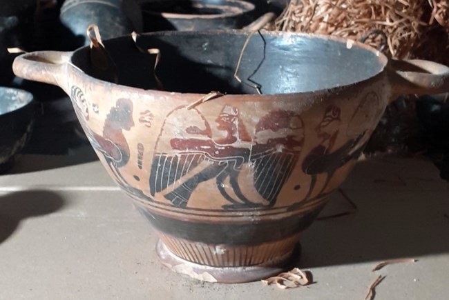 "Θησαυρός" αρχαιοτήτων στο κέντρο της Αθήνας - Πώς εντοπίστηκαν 102 αρχαία αντικείμενα και χιλιάδες νομίσματα σε υπόγειο