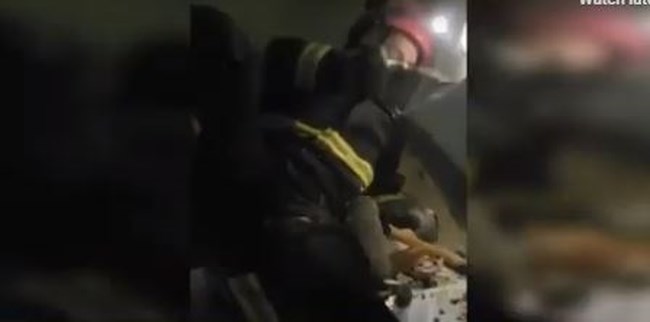 Τουρκία: Συνταρακτικό βίντεο με Έλληνες διασώστες - Με κίνδυνο της ζωής τους σώζουν κοριτσάκι μέσα από τα χαλάσματα