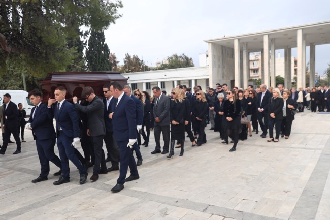 Κηδεία Πάνου Μαρινόπουλου: Συγκίνηση στον τελευταίο αποχαιρετισμό από συγγενείς και φίλους του επιχειρηματία