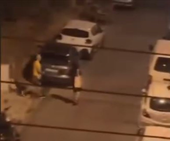Γαλάτσι- Ντοκουμέντο: Ζευγάρι "δολοφόνων" ρίχνει εισπνεόμενες φόλες στις 2 τα ξημερώματα στην οδό Κολοκοτρώνη