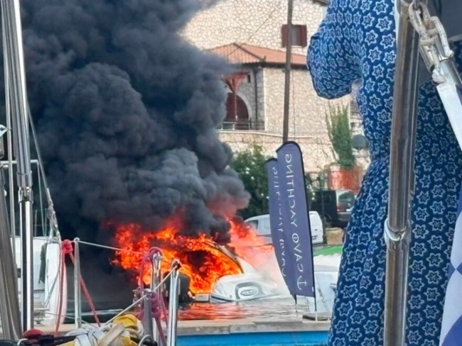 Παρανάλωμα του πυρός έγινε φουσκωτό σκάφος στα Σύβοτα - Κάηκε ολοσχερώς