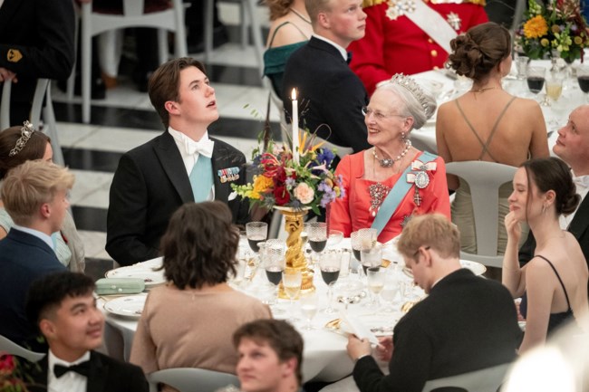 Royal dinner στη Δανία: Οι μικρές και μεγάλες royals, τα μονόχρωμα, οι παγιέτες και οι τιάρες